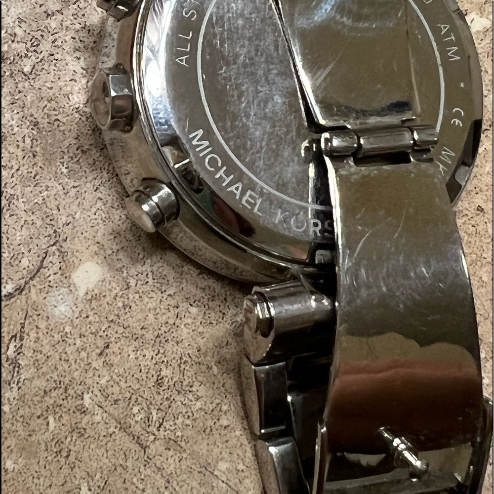Michael Kors woman’s oversized watch - Picture 6 of 7